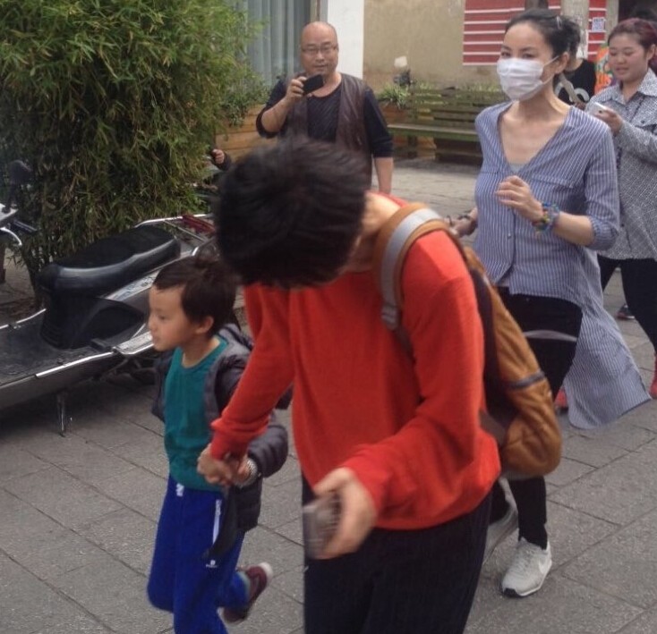 王菲李嫣大理逛街被追拍 护女心切狂奔逃离 王菲李嫣大理逛街被追拍 护女心切狂奔逃离