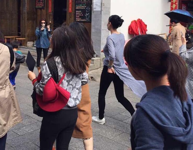 王菲李嫣大理逛街被追拍 护女心切狂奔逃离 王菲李嫣大理逛街被追拍 护女心切狂奔逃离