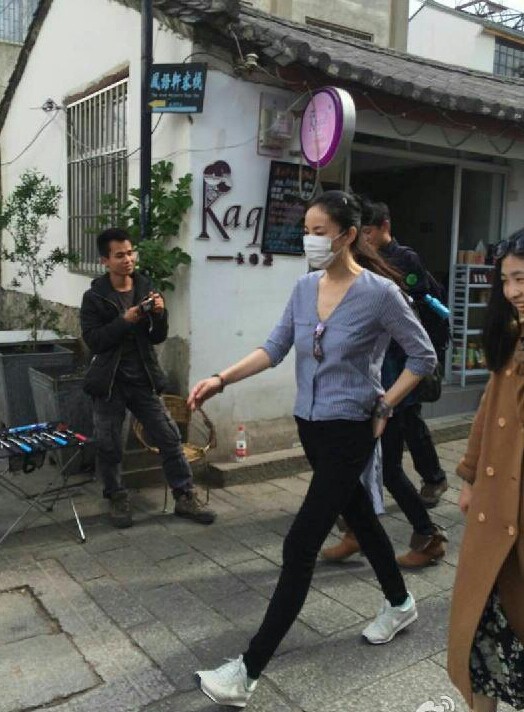 王菲李嫣大理逛街被追拍 护女心切狂奔逃离 王菲李嫣大理逛街被追拍 护女心切狂奔逃离
