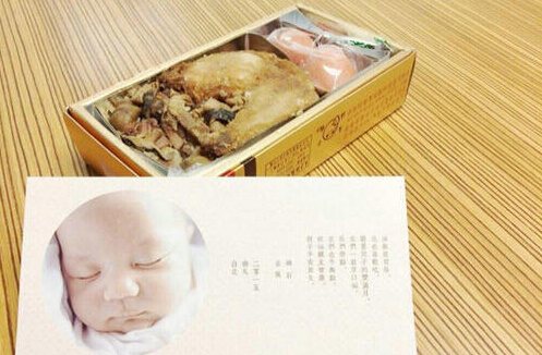 刘若英儿子正面照首曝光 肉肉脸可爱眼睛像妈妈 刘若英儿子正面照首曝光 肉肉脸可爱眼睛像妈妈
