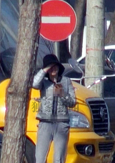 徐帆亲子接女放学低调出行 素颜怕曝光忙捂脸 徐帆亲子接女放学低调出行 素颜怕曝光忙捂脸
