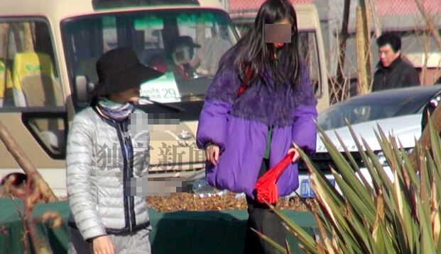 徐帆亲子接女放学低调出行 素颜怕曝光忙捂脸 徐帆亲子接女放学低调出行 素颜怕曝光忙捂脸