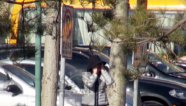 徐帆亲子接女放学低调出行 素颜怕曝光忙捂脸 徐帆亲子接女放学低调出行 素颜怕曝光忙捂脸