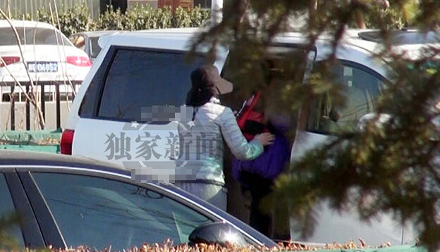 徐帆亲子接女放学低调出行 素颜怕曝光忙捂脸 徐帆亲子接女放学低调出行 素颜怕曝光忙捂脸