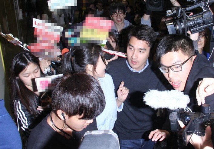 高圆圆赵又廷十指紧扣亮相 称正在努力造人 高圆圆赵又廷十指紧扣亮相 称正在努力造人