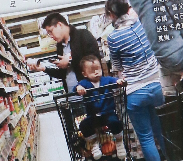 郭晶晶儿子不惧镜头超市盯记者 活泼又机灵 郭晶晶儿子不惧镜头超市盯记者 活泼又机灵