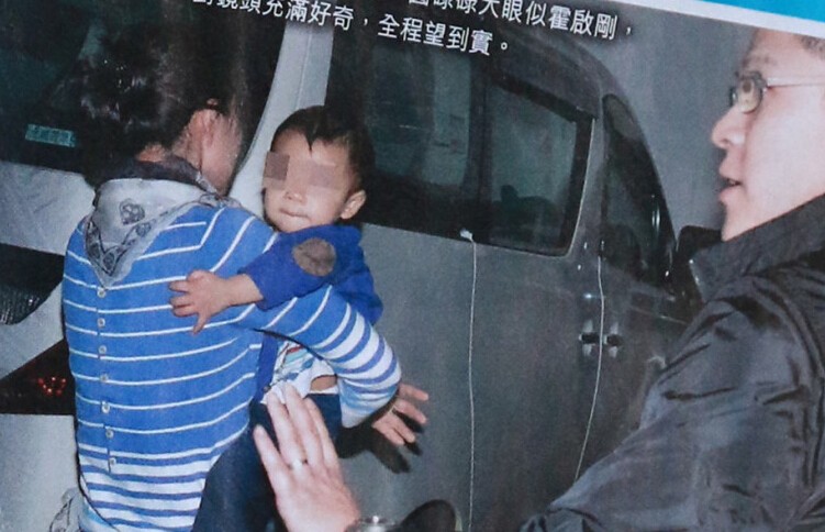 郭晶晶儿子不惧镜头超市盯记者 活泼又机灵 郭晶晶儿子不惧镜头超市盯记者 活泼又机灵