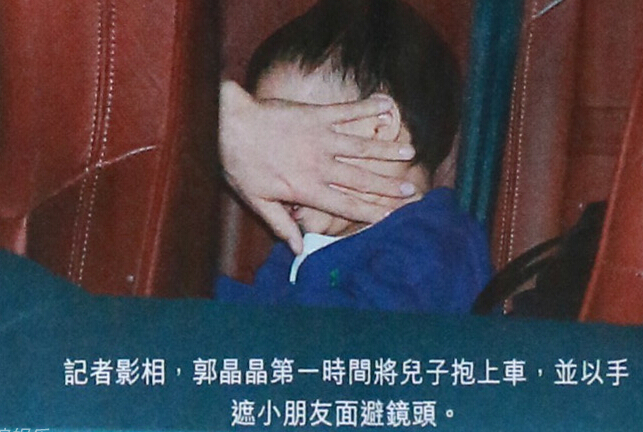 郭晶晶儿子不惧镜头超市盯记者 活泼又机灵 郭晶晶儿子不惧镜头超市盯记者 活泼又机灵