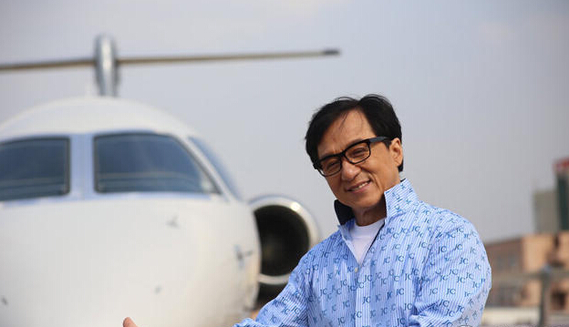成龙故意重提 “Duang”风波 迎风梳头频频搞怪 成龙故意重提 “Duang”风波 迎风梳头频频搞怪