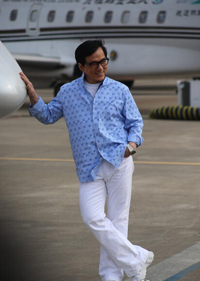 成龙故意重提 “Duang”风波 迎风梳头频频搞怪 成龙故意重提 “Duang”风波 迎风梳头频频搞怪