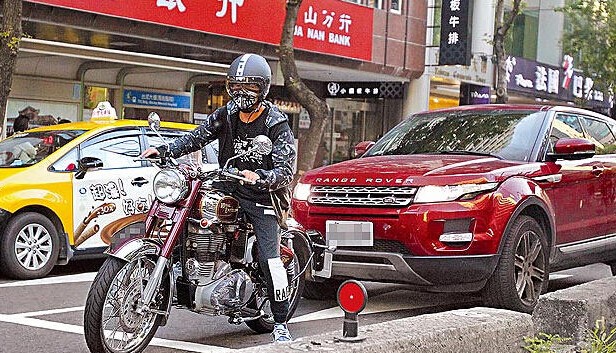 周杰伦骑摩托与娇妻飙车 等红灯开窗相互调情 周杰伦骑摩托与娇妻飙车 等红灯开窗相互调情