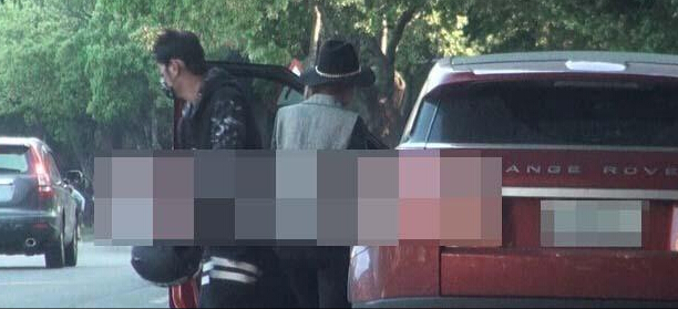 周杰伦骑摩托与娇妻飙车 等红灯开窗相互调情 周杰伦骑摩托与娇妻飙车 等红灯开窗相互调情