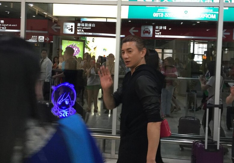 吴奇隆发福变大胖脸 刘诗诗同行深埋头不理人 吴奇隆发福变大胖脸 刘诗诗同行深埋头不理人