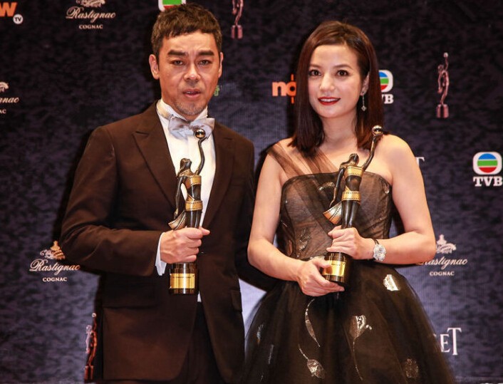 金像奖刘青云、赵薇分获帝后 群星闪耀深V满眼 金像奖刘青云、赵薇分获帝后 群星闪耀深V满眼