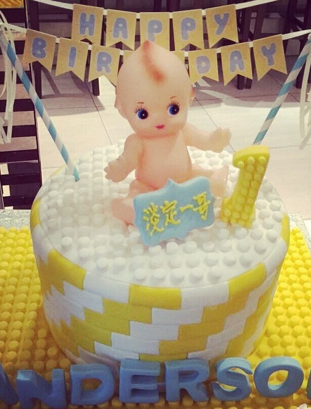 梁静茹爱子周岁曝光 一家三口齐出境 梁静茹爱子周岁曝光 一家三口齐出境