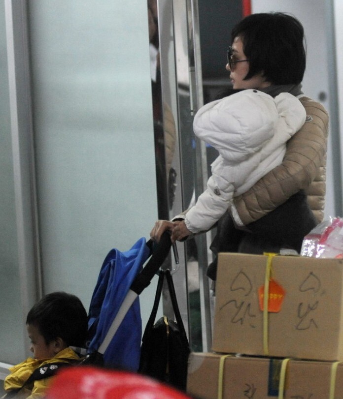 孙俪牵等等抱小花现身机场女汉子附体 邓超疑偷懒 孙俪牵等等抱小花现身机场女汉子附体 邓超疑偷懒