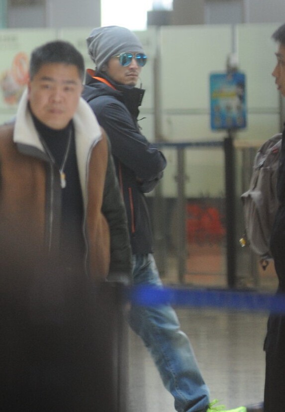 谢霆锋北京约会王菲 发现偷拍怒对镜头 谢霆锋北京约会王菲 发现偷拍怒对镜头