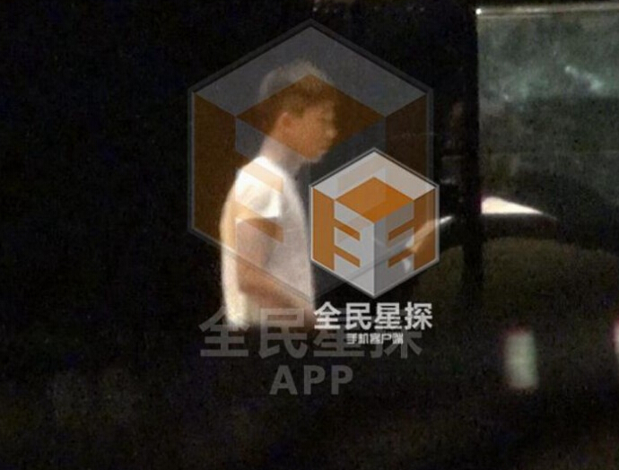 周冬雨与富二代男友拥吻被拍 举止亲密无间 周冬雨与富二代男友拥吻被拍 举止亲密无间