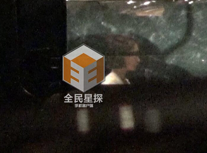 周冬雨与富二代男友拥吻被拍 举止亲密无间 周冬雨与富二代男友拥吻被拍 举止亲密无间