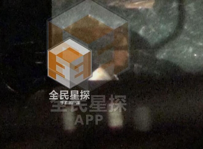 周冬雨与富二代男友拥吻被拍 举止亲密无间 周冬雨与富二代男友拥吻被拍 举止亲密无间