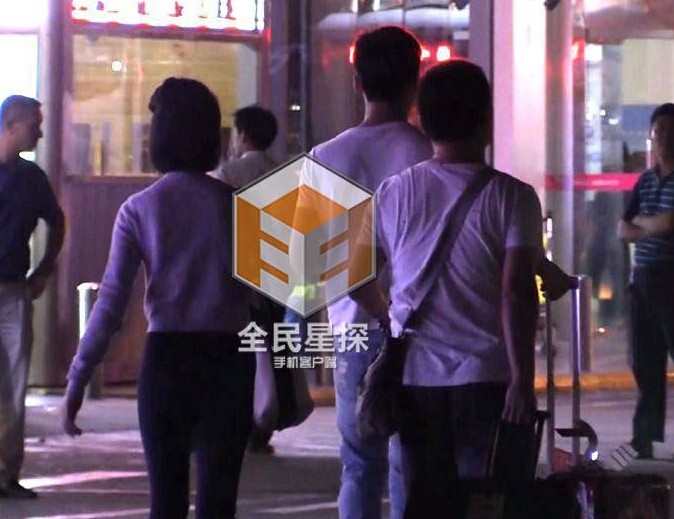 周冬雨与富二代男友拥吻被拍 举止亲密无间 周冬雨与富二代男友拥吻被拍 举止亲密无间