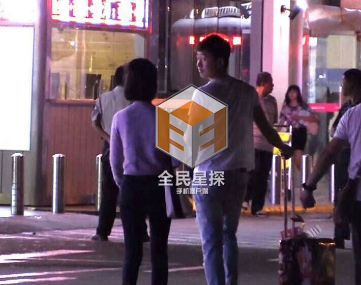 周冬雨与富二代男友拥吻被拍 举止亲密无间 周冬雨与富二代男友拥吻被拍 举止亲密无间