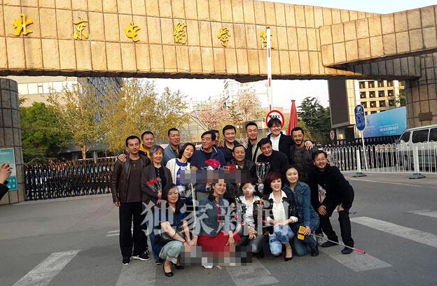 金巧巧豪车参加同学聚会庆生 财大气粗狂拍照 金巧巧豪车参加同学聚会庆生 财大气粗狂拍照