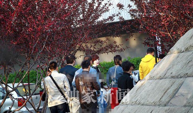 金巧巧豪车参加同学聚会庆生 财大气粗狂拍照 金巧巧豪车参加同学聚会庆生 财大气粗狂拍照
