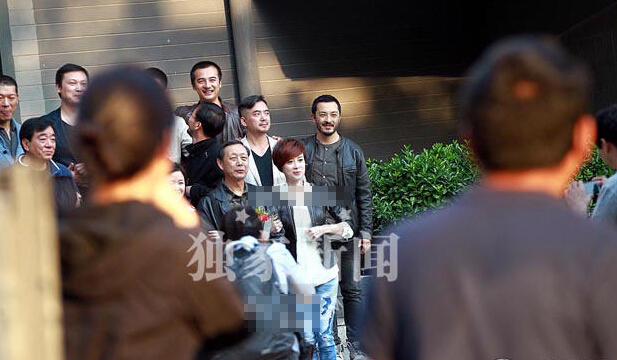 金巧巧豪车参加同学聚会庆生 财大气粗狂拍照 金巧巧豪车参加同学聚会庆生 财大气粗狂拍照