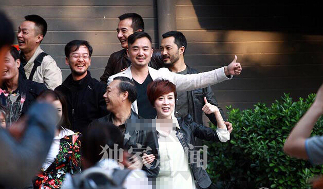 金巧巧豪车参加同学聚会庆生 财大气粗狂拍照 金巧巧豪车参加同学聚会庆生 财大气粗狂拍照