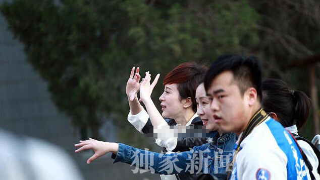金巧巧豪车参加同学聚会庆生 财大气粗狂拍照 金巧巧豪车参加同学聚会庆生 财大气粗狂拍照