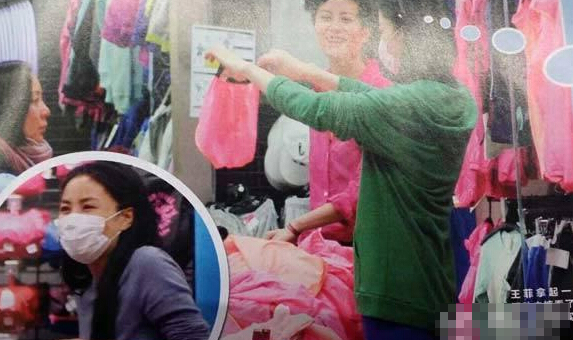 王菲跟霆锋复合后变年轻 长发垂肩超市挑内裤 王菲跟霆锋复合后变年轻 长发垂肩超市挑内裤