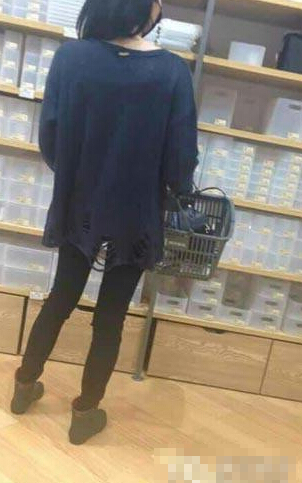 王菲跟霆锋复合后变年轻 长发垂肩超市挑内裤 王菲跟霆锋复合后变年轻 长发垂肩超市挑内裤