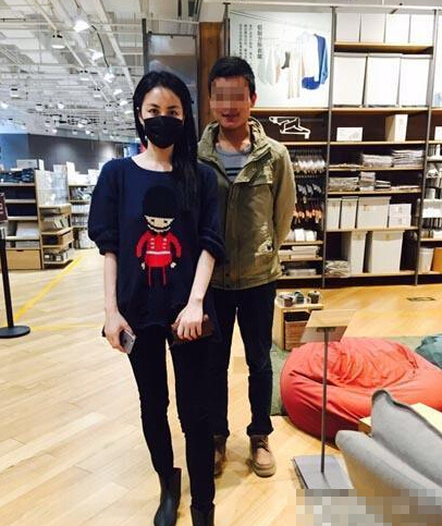 王菲跟霆锋复合后变年轻 长发垂肩超市挑内裤 王菲跟霆锋复合后变年轻 长发垂肩超市挑内裤