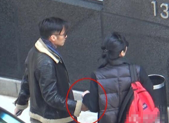 王菲跟霆锋复合后变年轻 长发垂肩超市挑内裤 王菲跟霆锋复合后变年轻 长发垂肩超市挑内裤