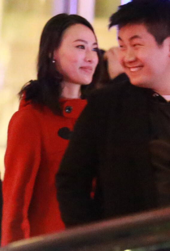 梁洛施抢眼红衣应付饭局 皮肤白里透红气色佳 梁洛施抢眼红衣应付饭局 皮肤白里透红气色佳