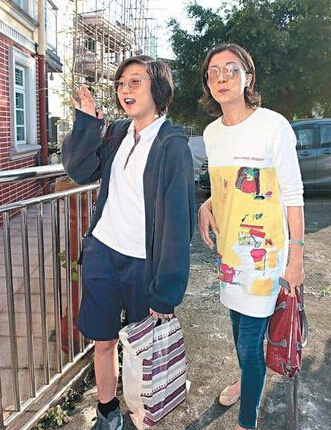 曝小龙女要见爹遭母反对 割腕自杀逼迫吴绮莉 曝小龙女要见爹遭母反对 割腕自杀逼迫吴绮莉