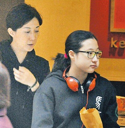 曝小龙女要见爹遭母反对 割腕自杀逼迫吴绮莉 曝小龙女要见爹遭母反对 割腕自杀逼迫吴绮莉