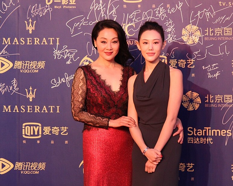 北京电影节闭幕 周迅变清新白百合卖力挤胸 北京电影节闭幕 周迅变清新白百合卖力挤胸