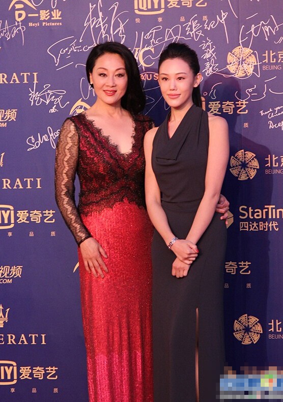 北京电影节闭幕 周迅变清新白百合卖力挤胸 北京电影节闭幕 周迅变清新白百合卖力挤胸
