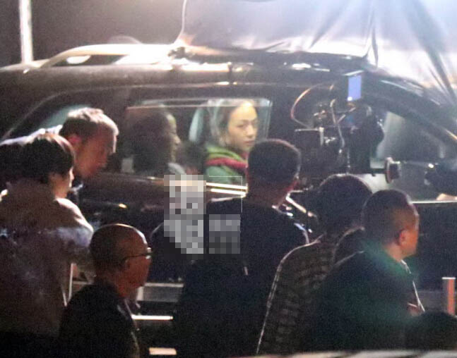冯小刚汤唯联手熬夜拍新戏 合作愉快女神笑 冯小刚汤唯联手熬夜拍新戏 合作愉快女神笑