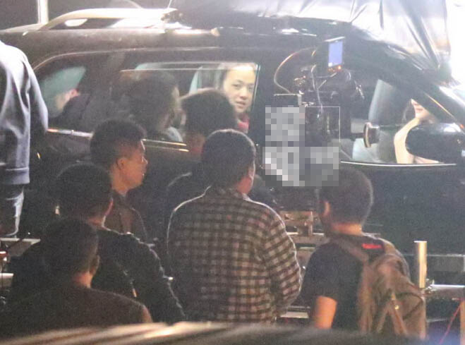 冯小刚汤唯联手熬夜拍新戏 合作愉快女神笑 冯小刚汤唯联手熬夜拍新戏 合作愉快女神笑