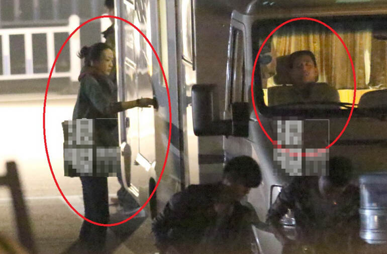冯小刚汤唯联手熬夜拍新戏 合作愉快女神笑 冯小刚汤唯联手熬夜拍新戏 合作愉快女神笑
