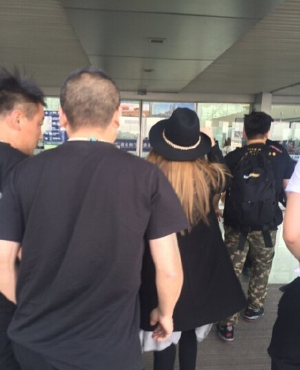 周杰伦护娇妻躲避记者 昆凌挺孕肚显娇羞 周杰伦护娇妻躲避记者 昆凌挺孕肚显娇羞