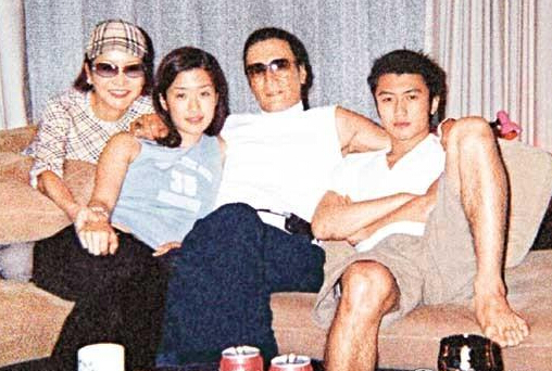 谢霆锋晒最新全家福 一家子俊男靓女获赞 谢霆锋晒最新全家福 一家子俊男靓女获赞
