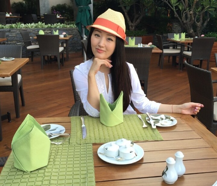 杨钰莹泰国出游小清新气质佳 坐小船狂喝椰汁 杨钰莹泰国出游小清新气质佳 坐小船狂喝椰汁