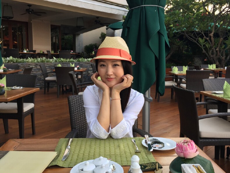 杨钰莹泰国出游小清新气质佳 坐小船狂喝椰汁 杨钰莹泰国出游小清新气质佳 坐小船狂喝椰汁
