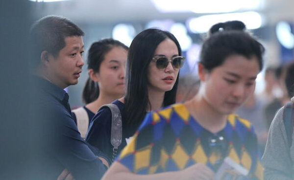 姚晨抢眼红唇咧嘴笑 婚姻美满幸福爆棚 姚晨抢眼红唇咧嘴笑 婚姻美满幸福爆棚