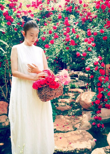 杨丽萍白裙花海起舞仙气十足 年过半百似仙女 杨丽萍白裙花海起舞仙气十足 年过半百似仙女