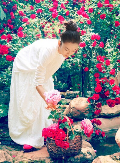 杨丽萍白裙花海起舞仙气十足 年过半百似仙女 杨丽萍白裙花海起舞仙气十足 年过半百似仙女
